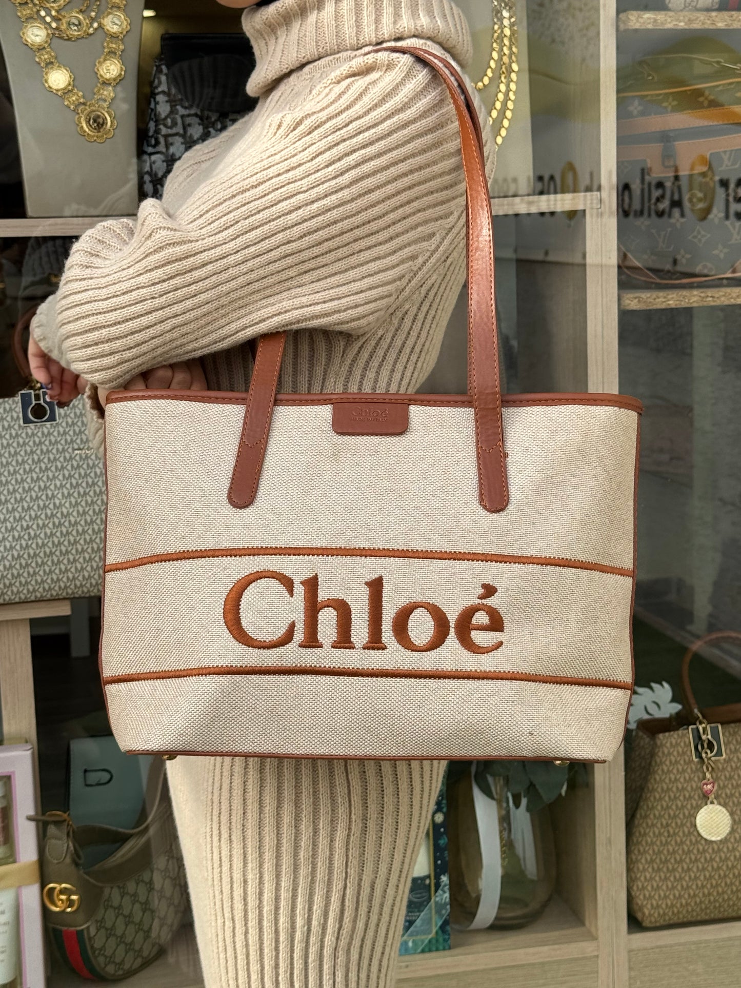 شنطه chloe بيج وعسلي