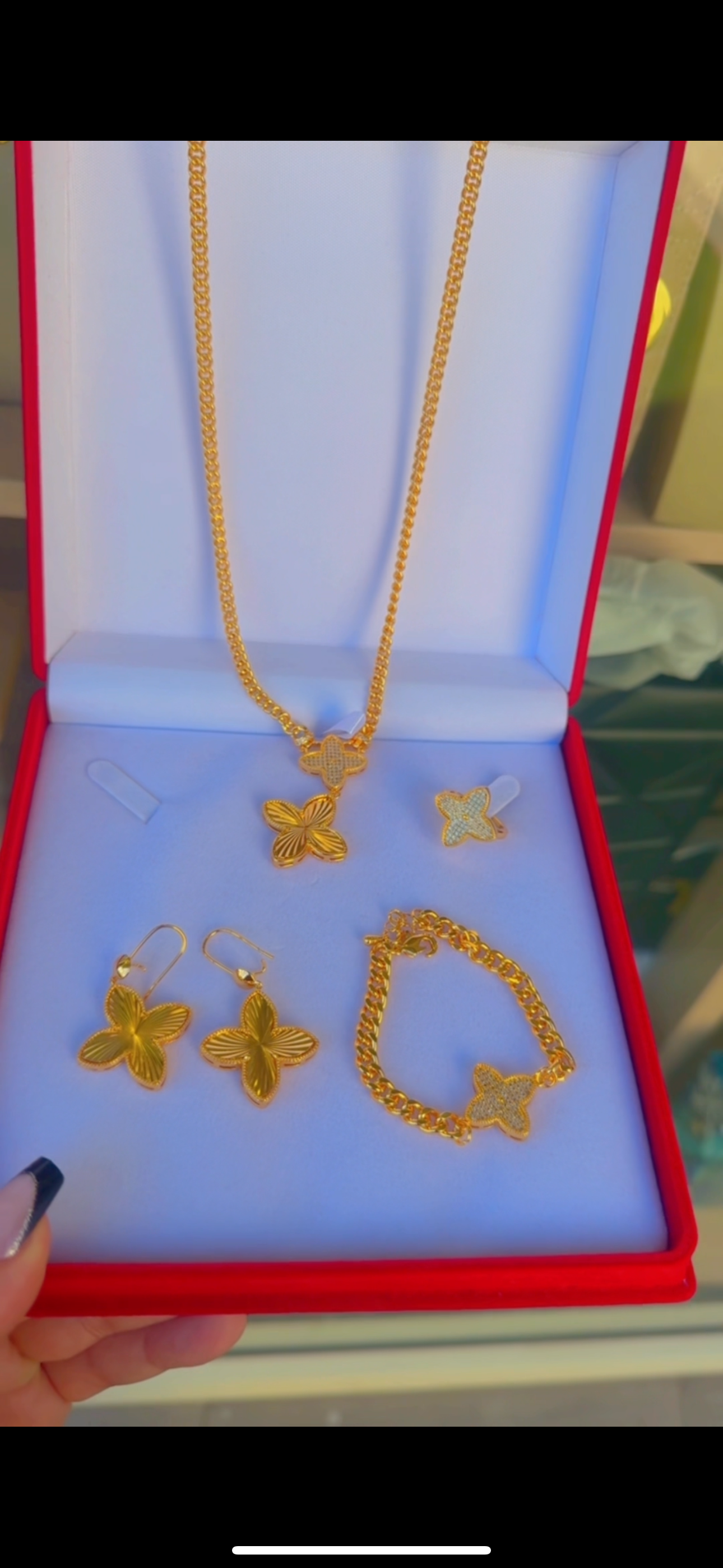 طقم فان كليف ذهبي وزكون