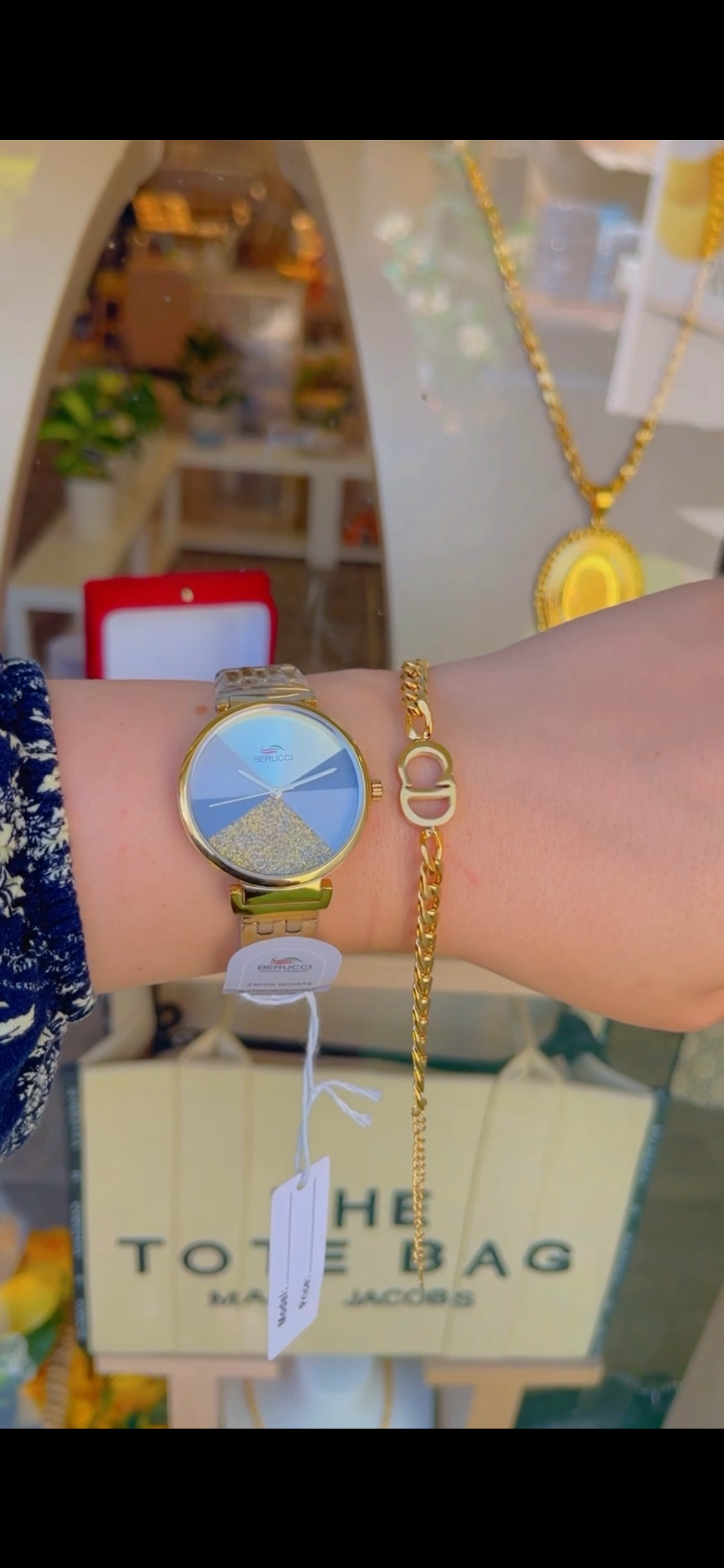 ساعه بروتشي واسواره كرستيان ديور