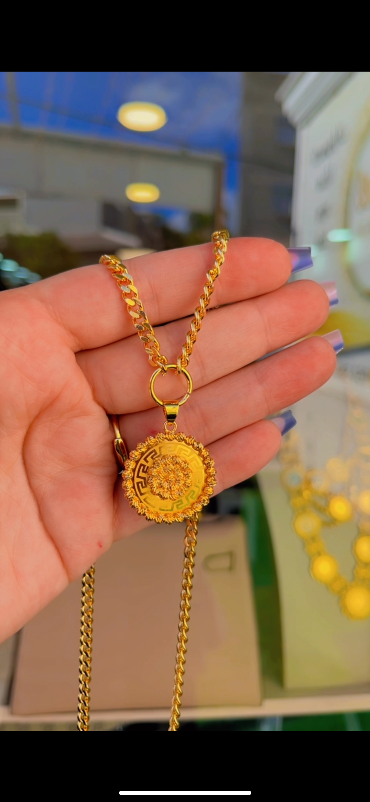 سنسال فرساتشي مناسب للمحجبات