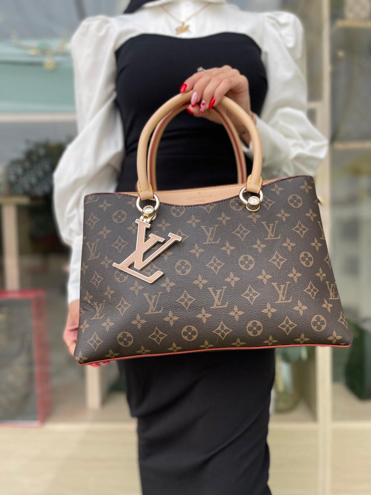 شنطه L v