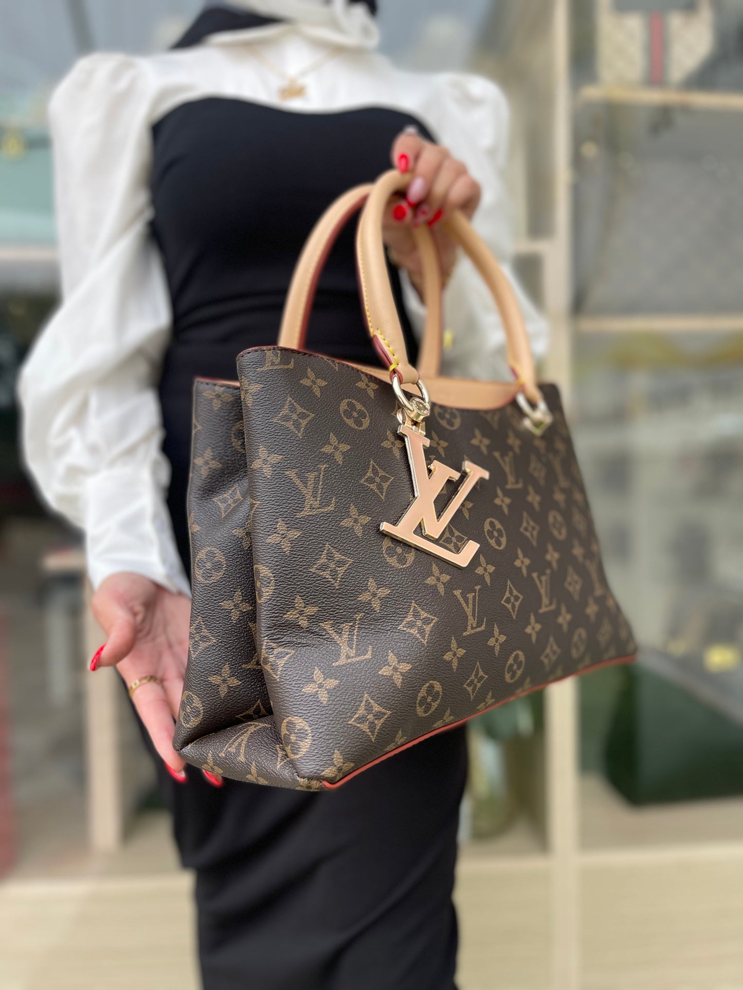 شنطه L v
