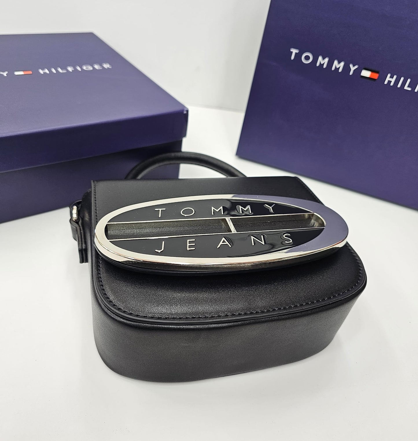 شنطه تومي اسود