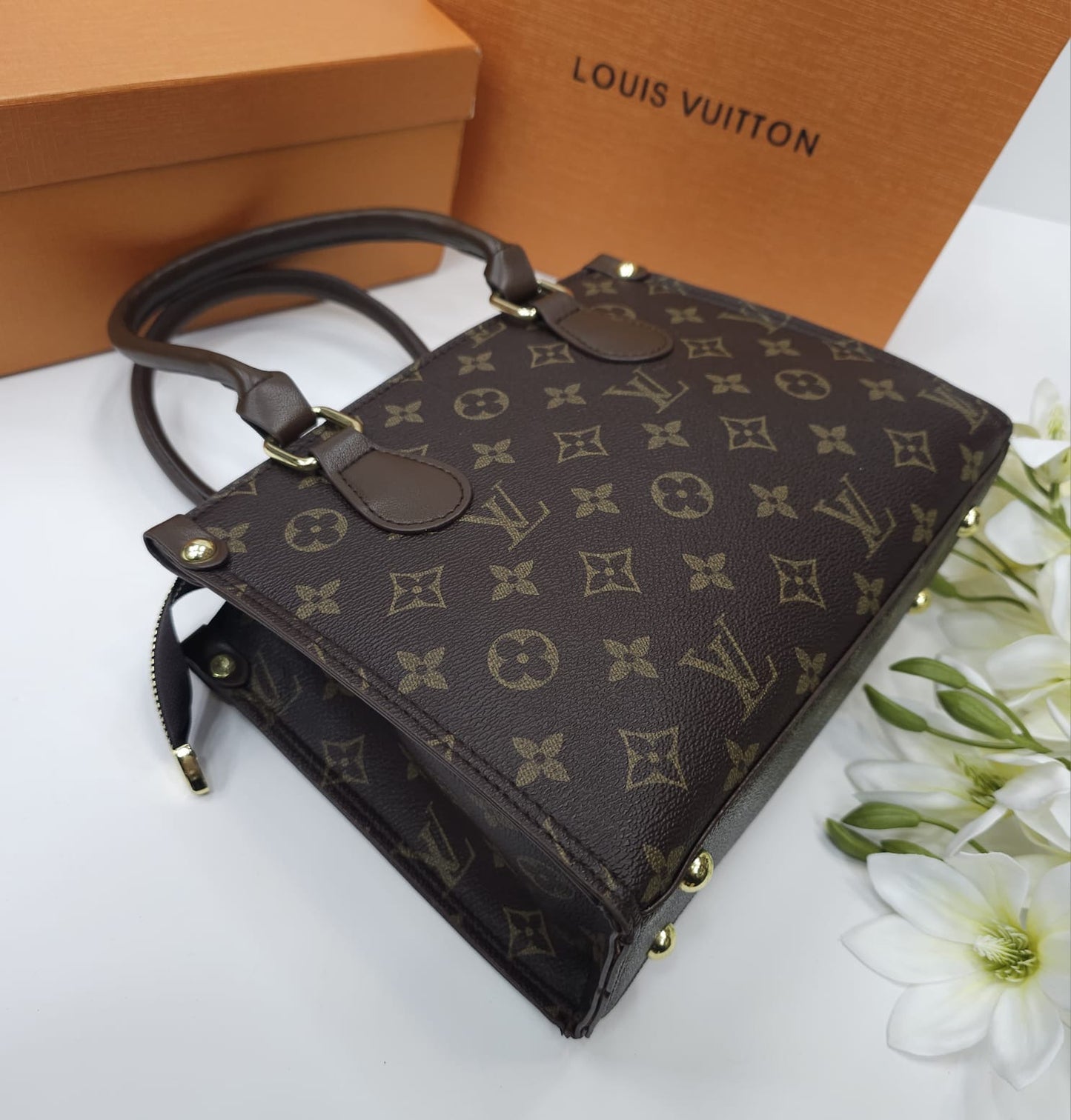 شنطهl v مع شبره اطار بني وسط