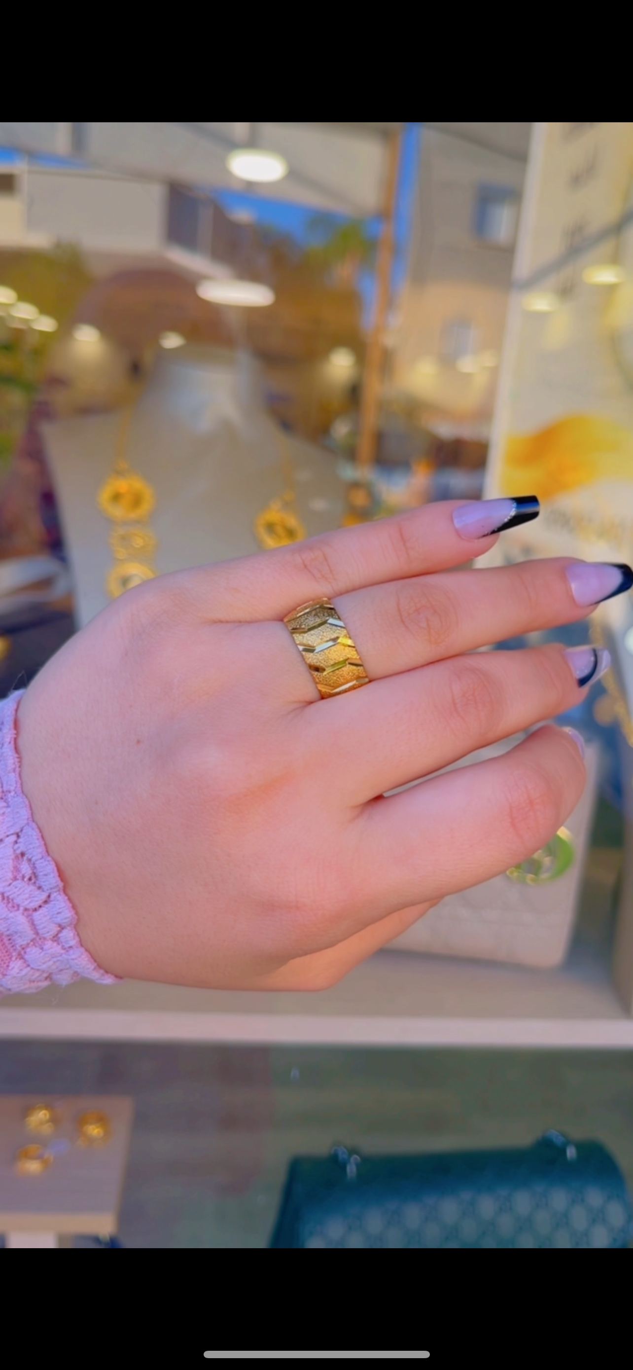 ذبلة رشة سكر مع خطوط متعرجة