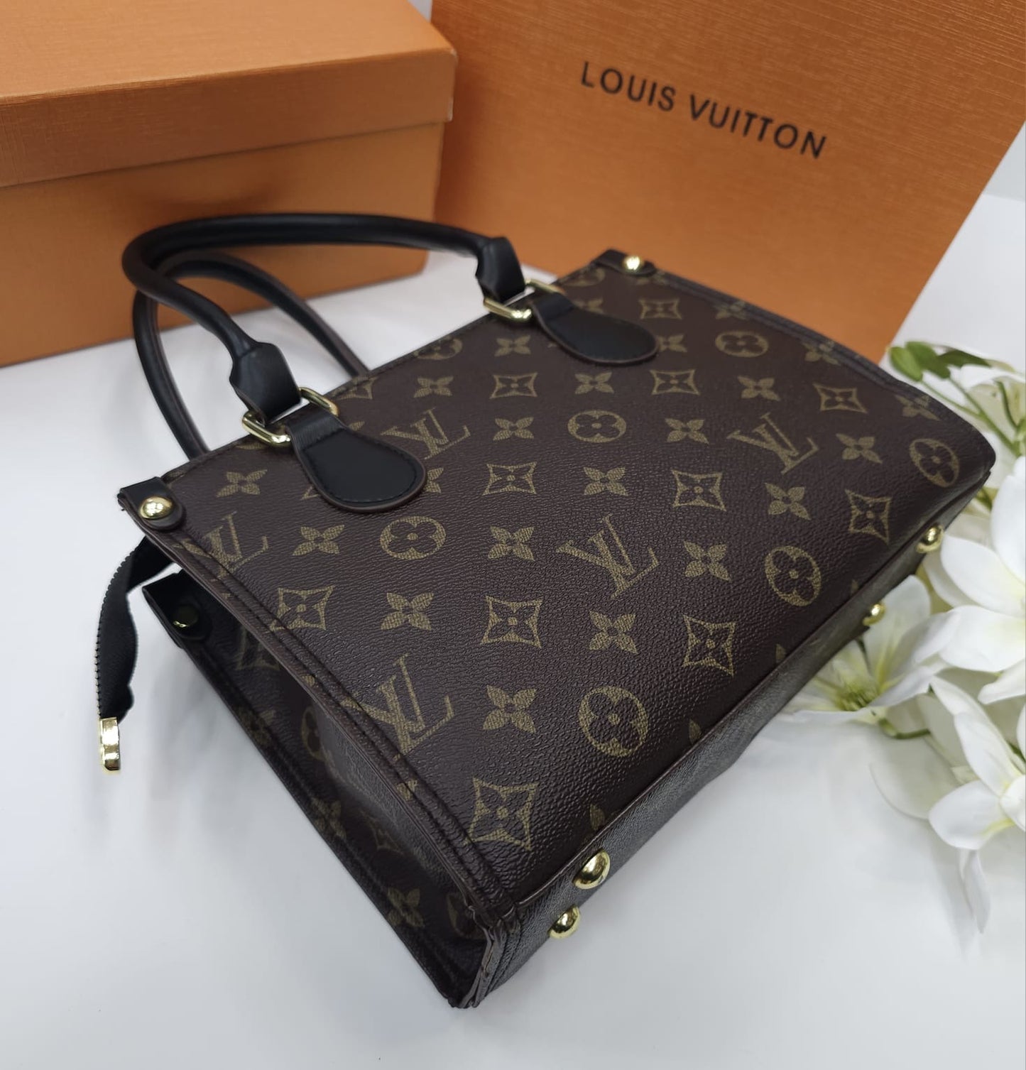 شنطهl v مع شبره اطار اسود وسط