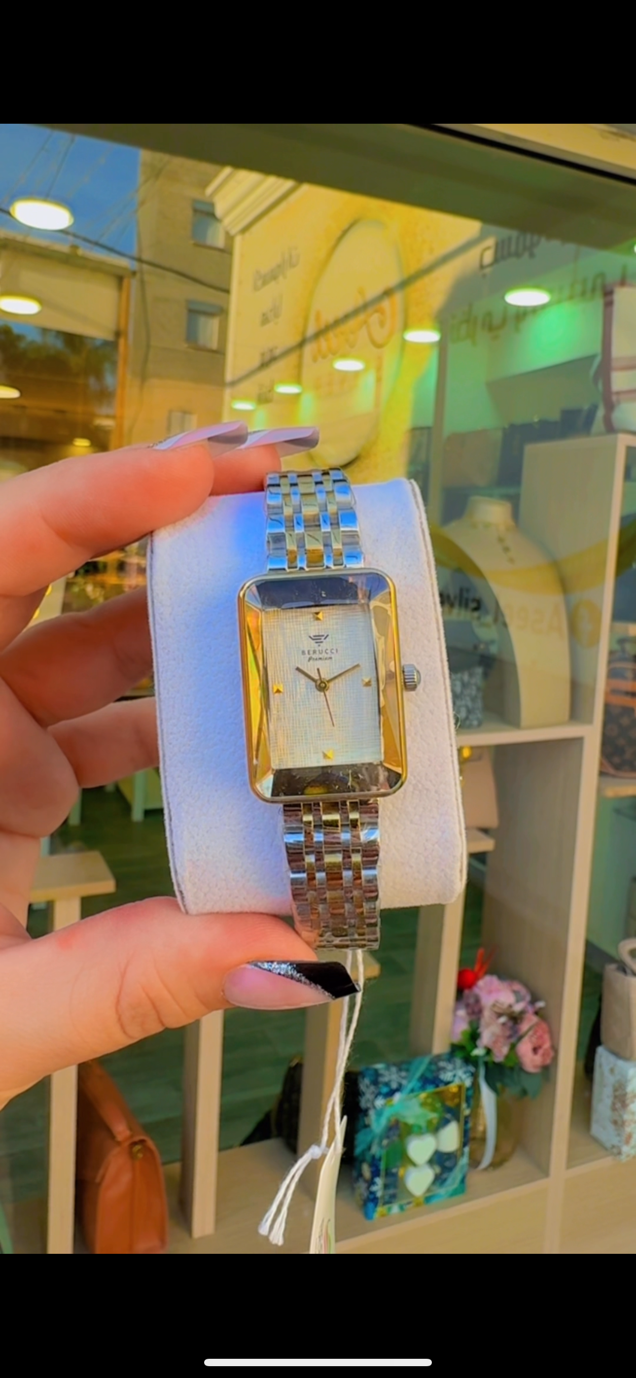 ساعة بروتشي بشكل مربع