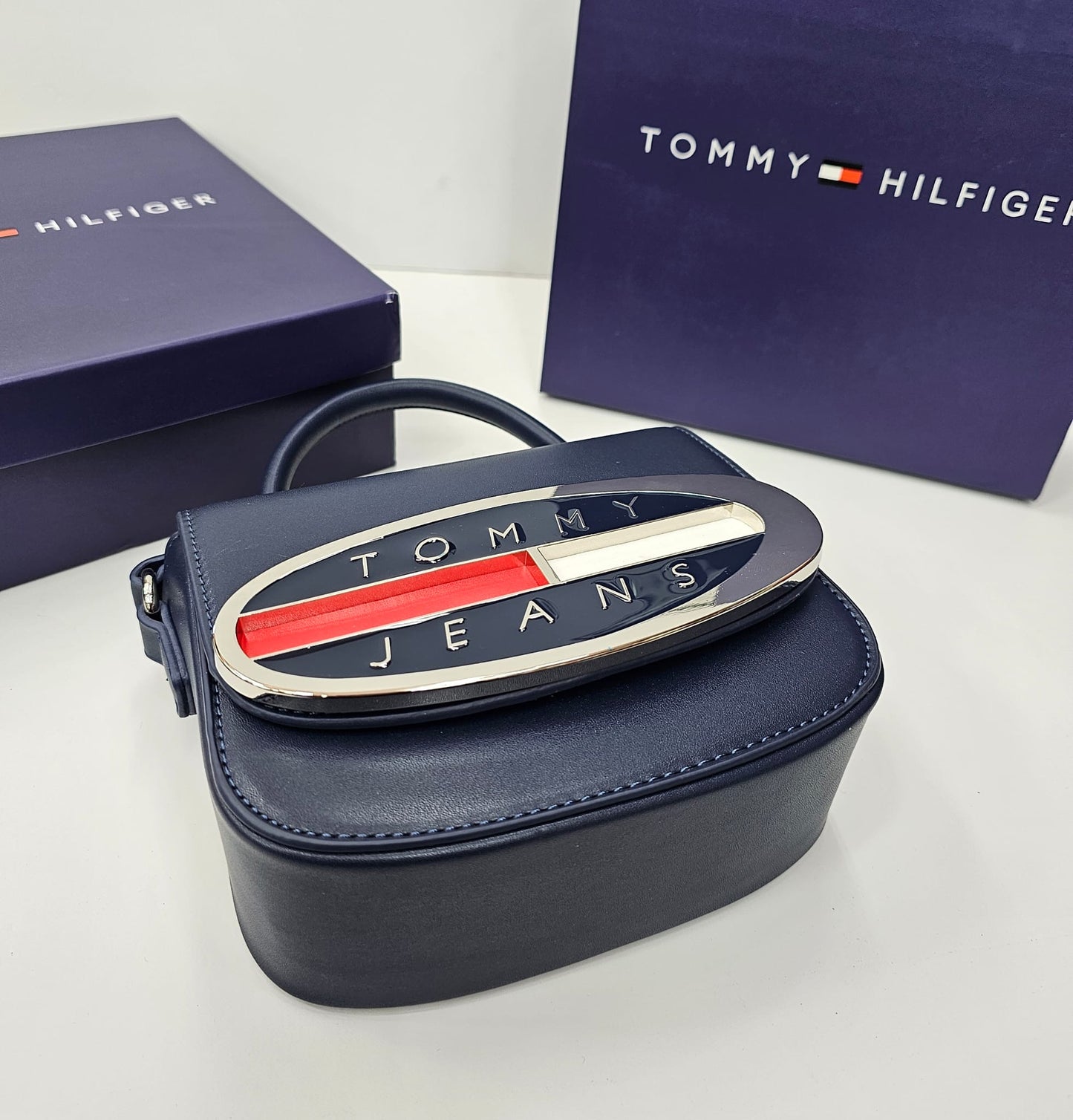 شنطه تومي مع علبه