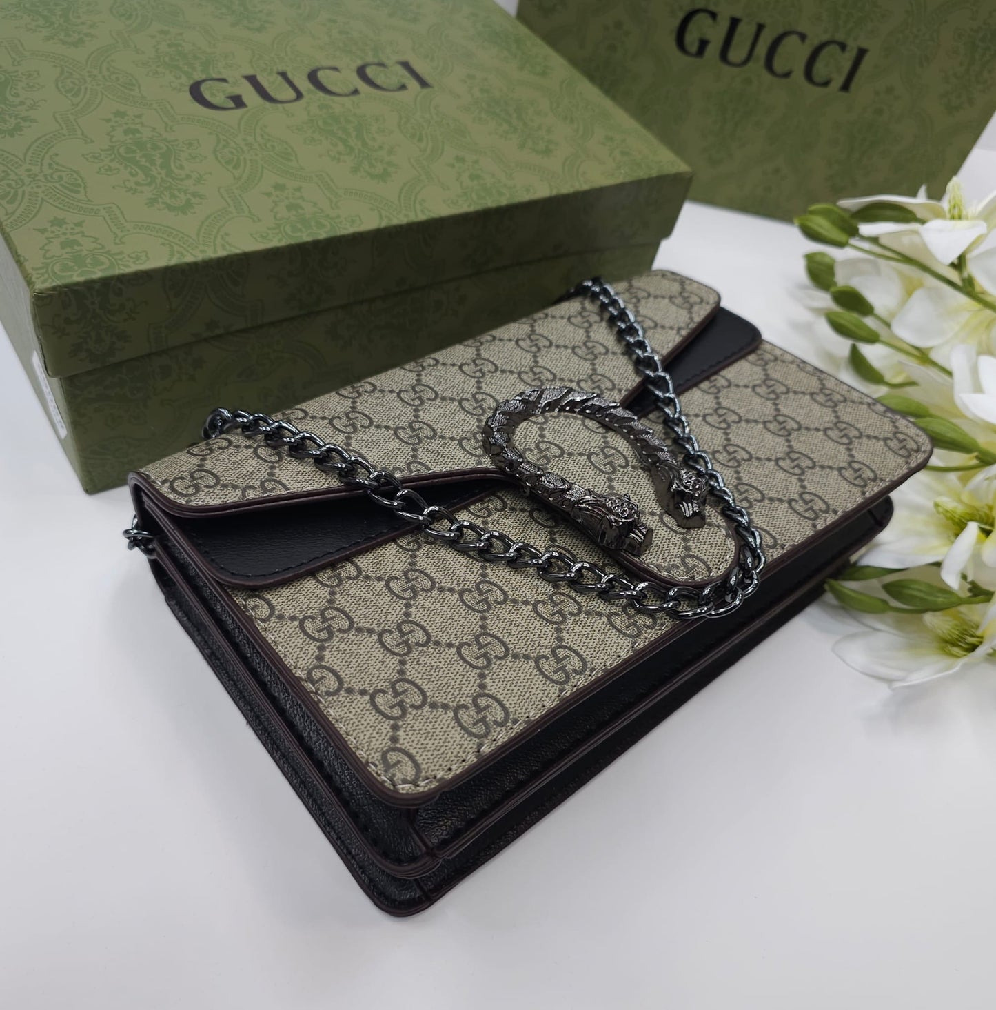 شنطه جوتشي مع لون اسود