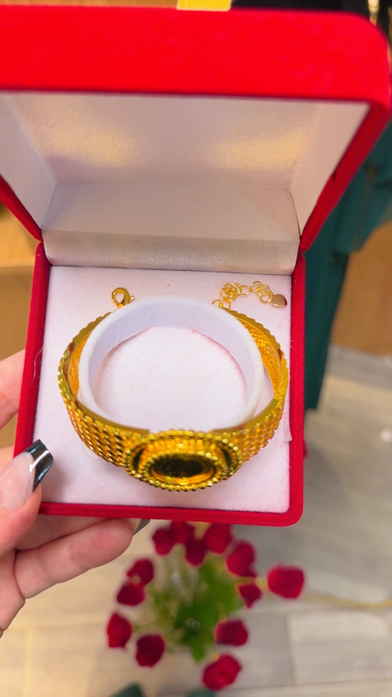 اسواره ليره بتتكبر وبتتصغر