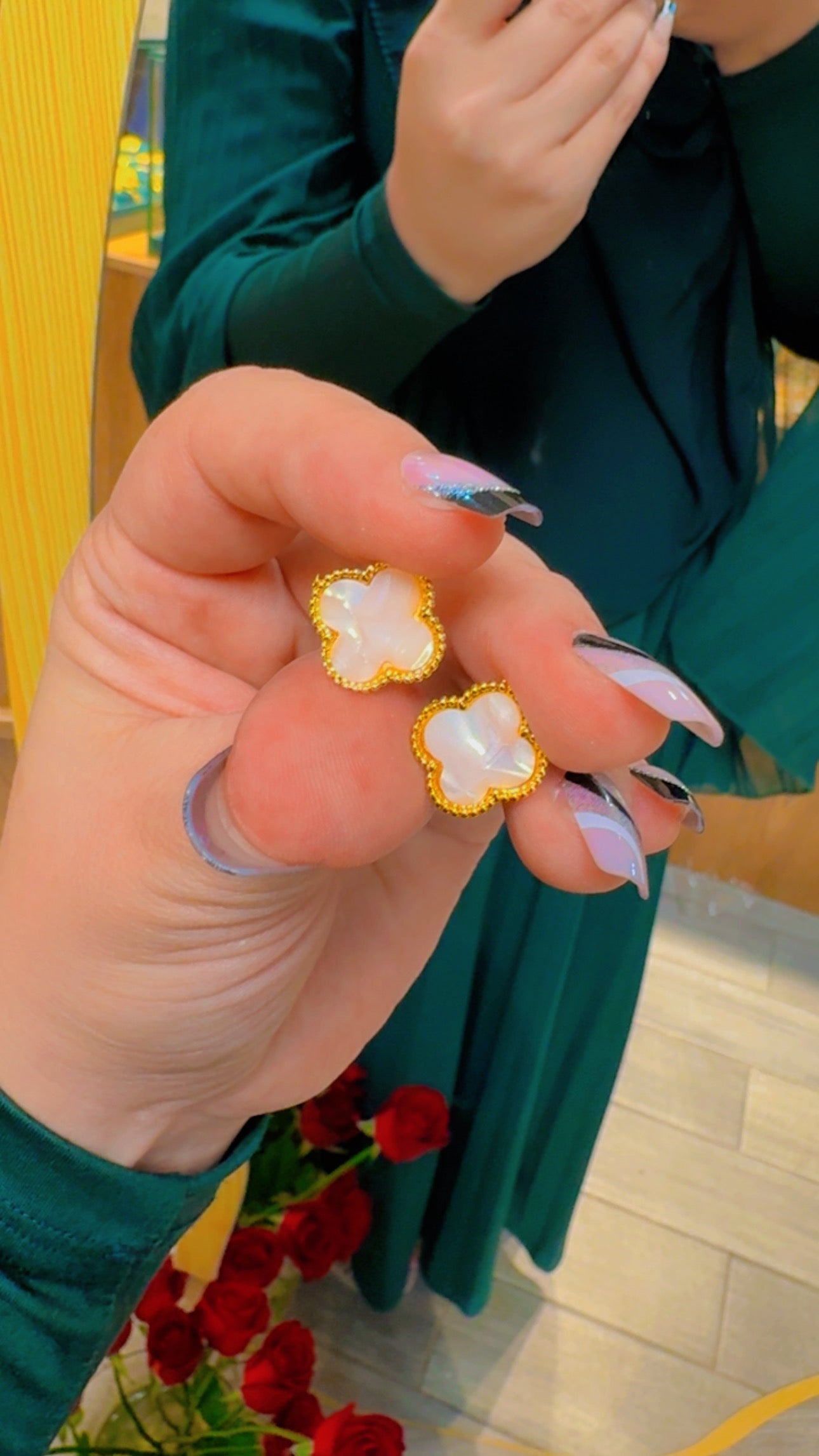 حلق فان كليف ابيض