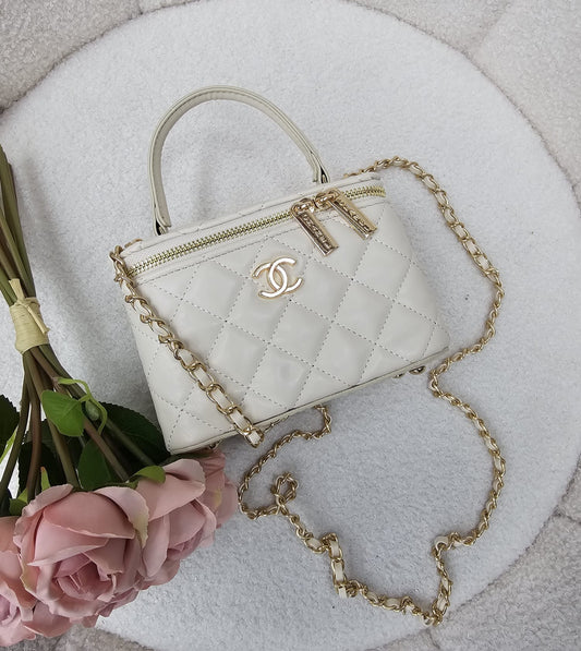 شنطه شانيل ابيض