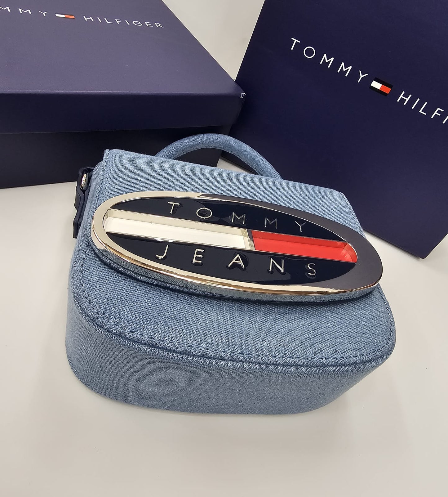 شنطه تومي جينز مع علبه