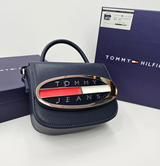 شنطه تومي مع علبه