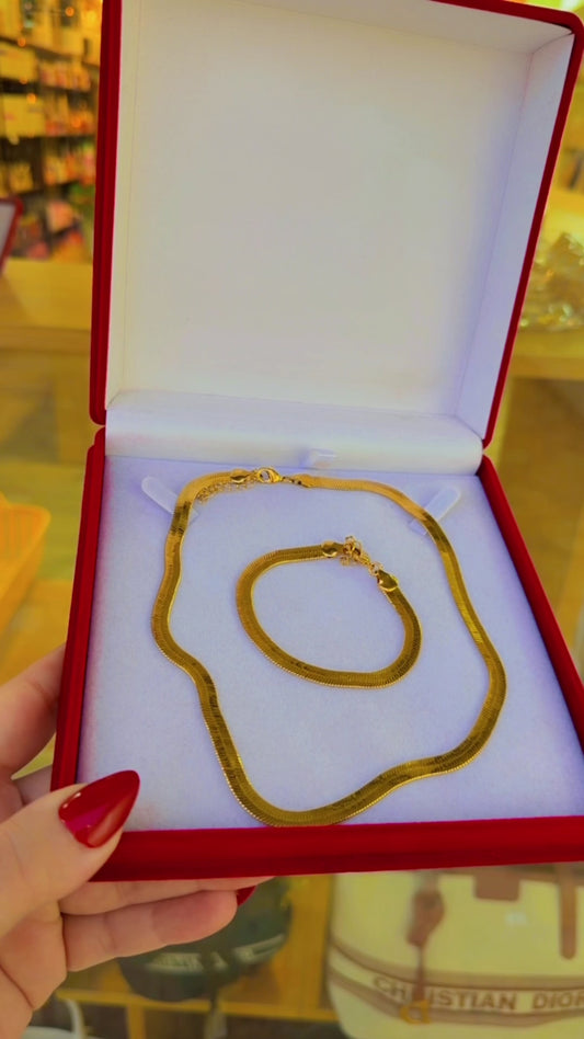 طقم السناك الأحمد